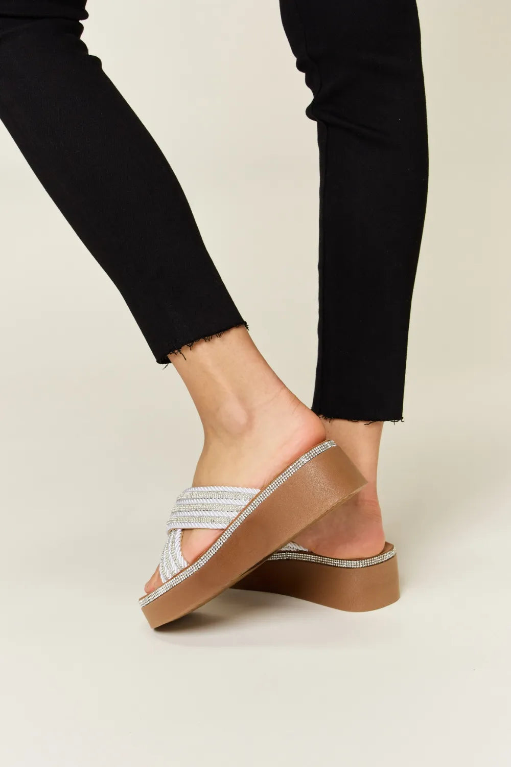 Sandalias de cuña con plataforma y diamantes de imitación Forever Link Imagen secundaria del producto