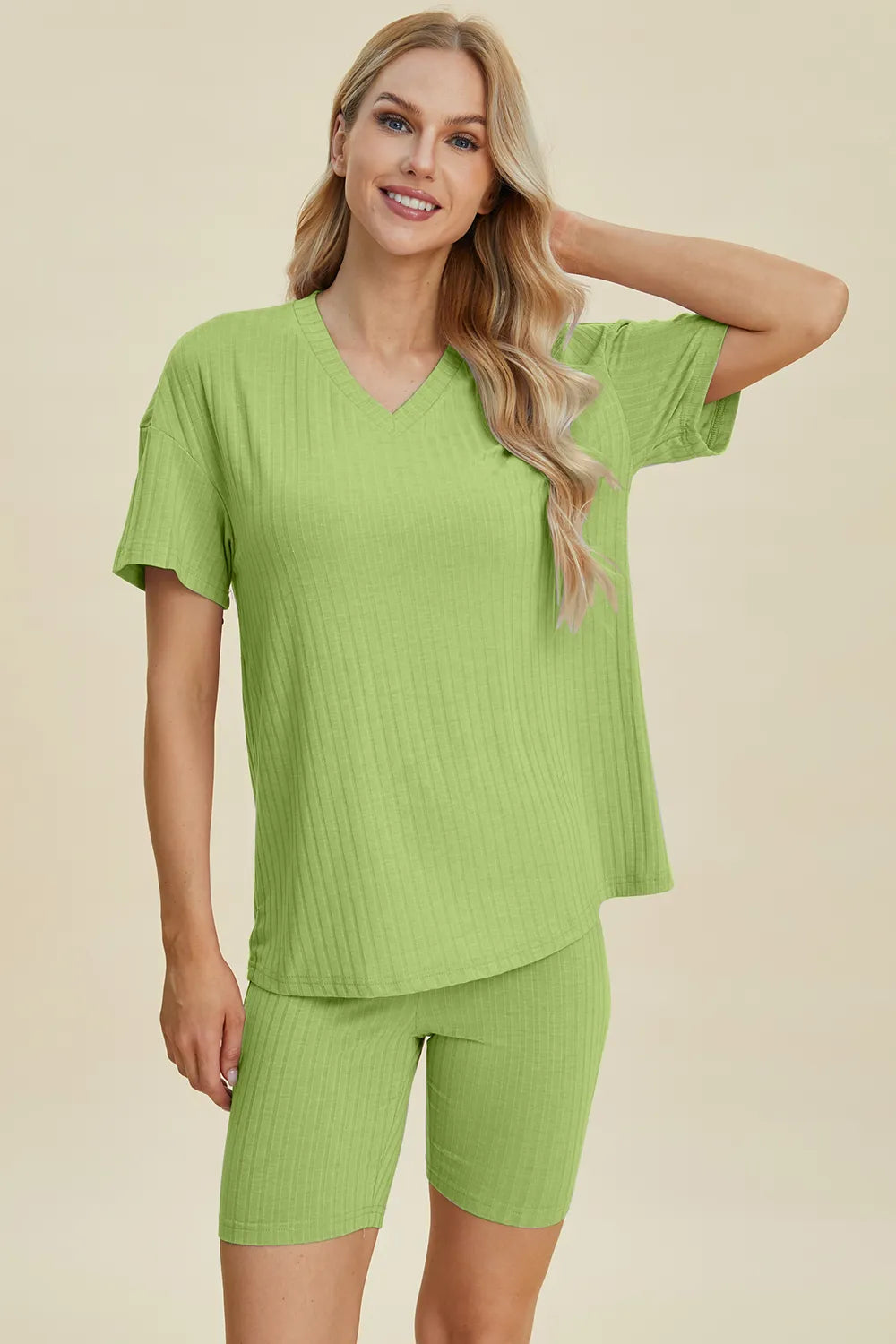 Conjunto de top y shorts de manga corta con cuello en V acanalado Basic Bae de talla completa Imagen secundaria del producto