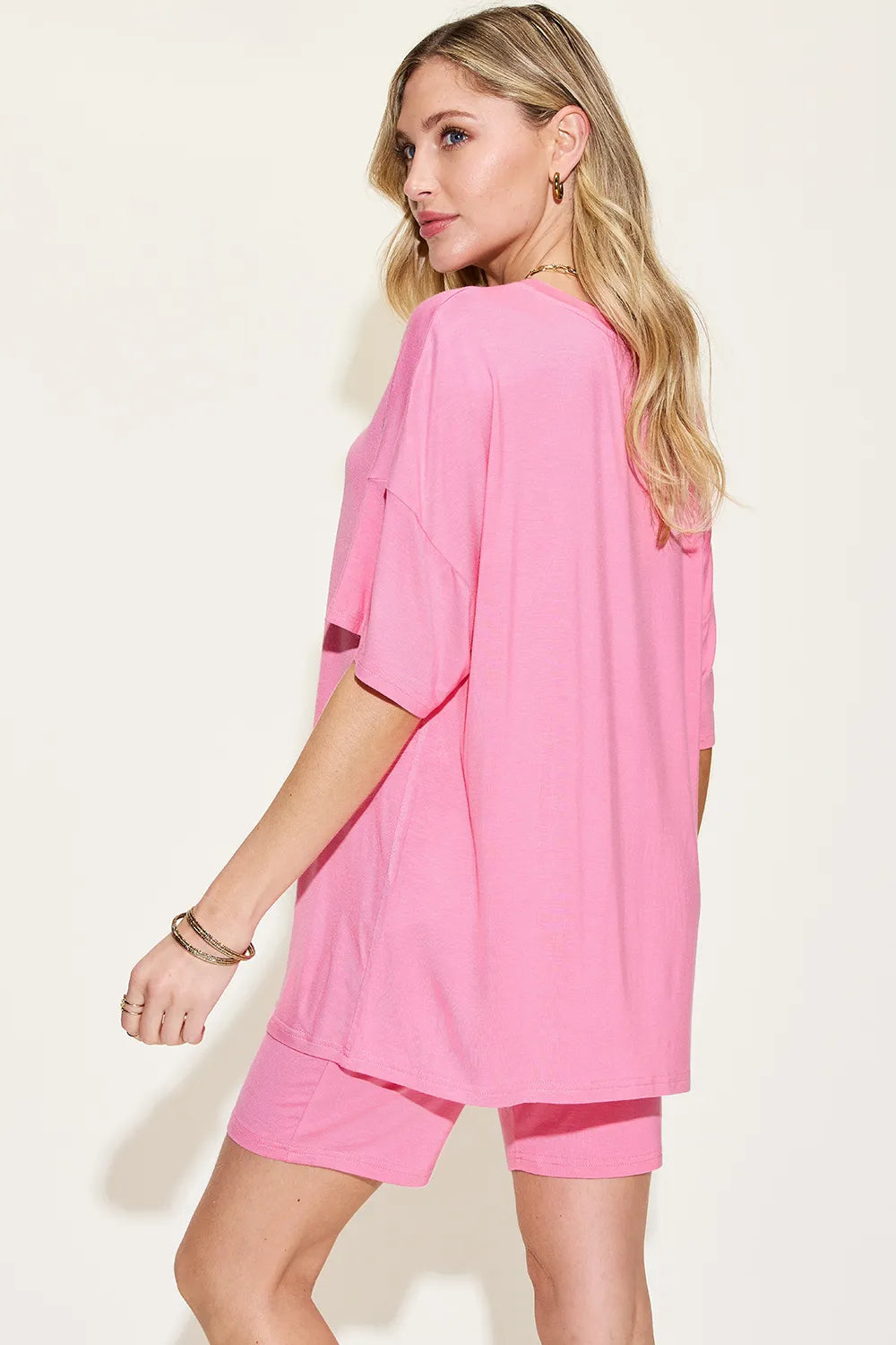 Conjunto de camiseta con cuello en V de hombros caídos y pantalón corto Basic Bae de talla completa Imagen secundaria del producto