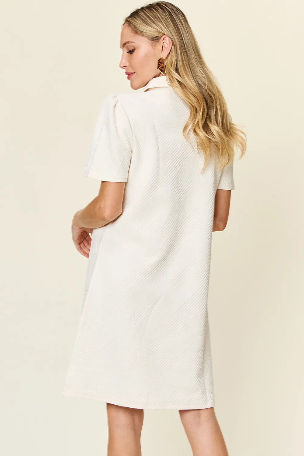 Vestido de manga corta con cuello y textura de tamaño completo Double Take Imagen secundaria del producto