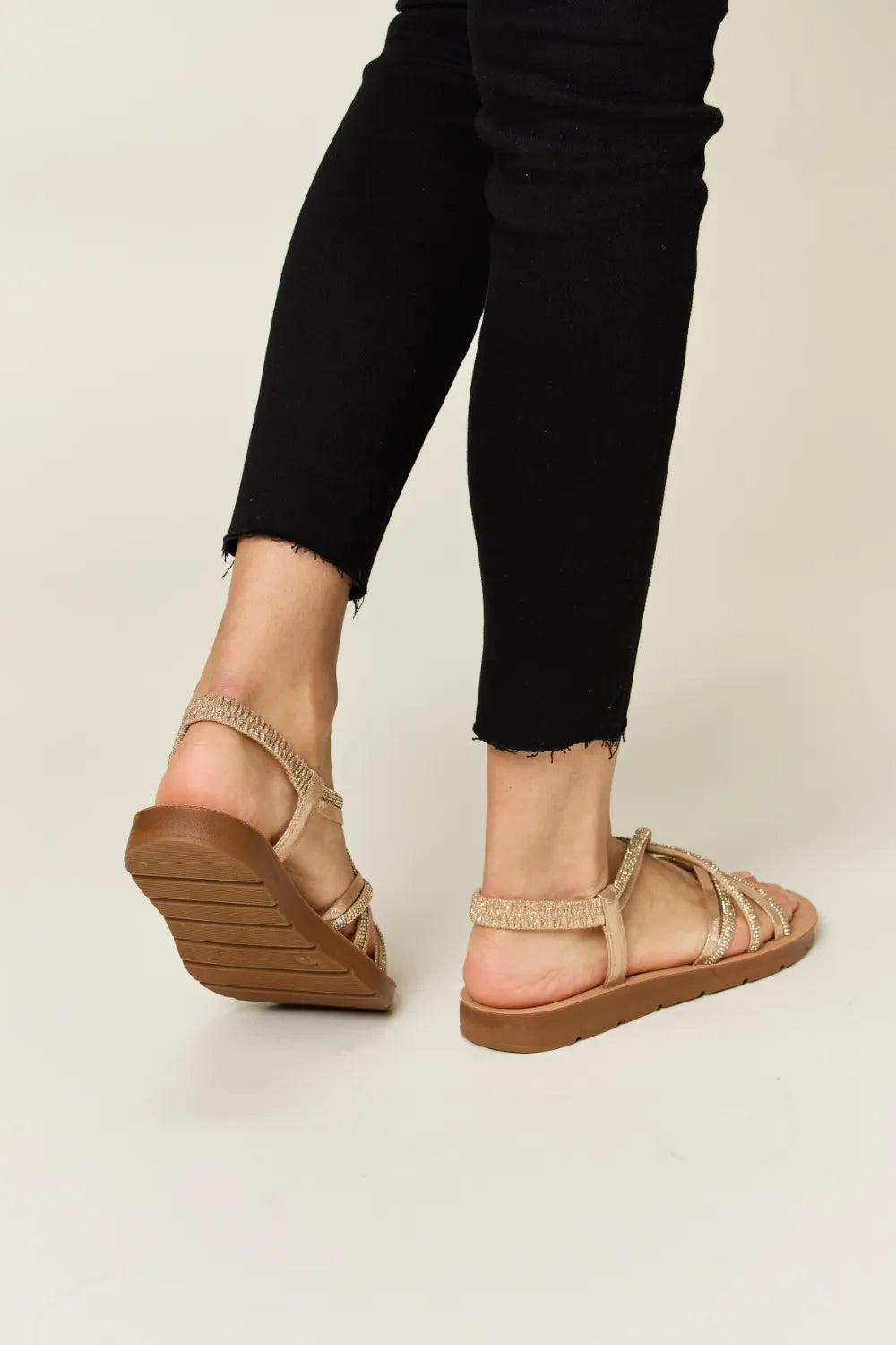 Sandalias planas cruzadas con pedrería Forever Link Imagen secundaria del producto